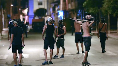 Varios jóvenes con palos y botellas, este domingo momentos antes de los enfrentamientos con la policía.