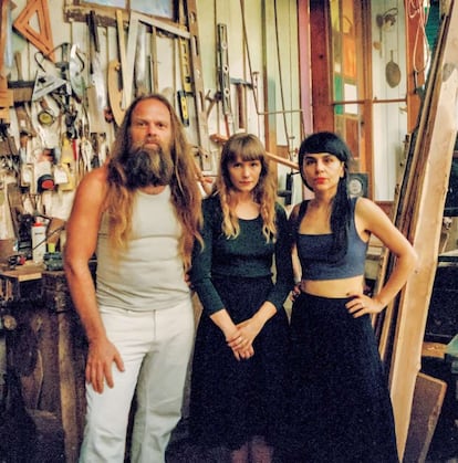 THOR & FRIENDS. 'The Subversive Nature of Kindness'. (Living Music Duplication). "Era verano cuando el músico Thor Harris, líder de Thor & Friends y miembro en Swans y Shearwater, anunciaba en Twitter que se quería presentar a la carrera por ser gobernador de Texas. Con su larga melena, a pecho descubierto y mientras se prepara para la gran batalla —noviembre de 2018—, hoy agita nuestras mentes y almas con un disco soberbio, 'The Subversive Nature of Kindness". Por BEATRIZ G. ARANDA