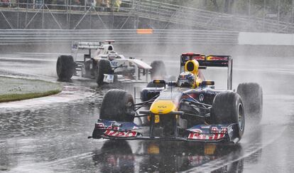 La imagen, en la que Vettel es seguido por Kobayashi, ofrece pocas dudas. La película de agua que cubre el asfalto dificultó la tarea de los pilotos e interrumpió la carrera.