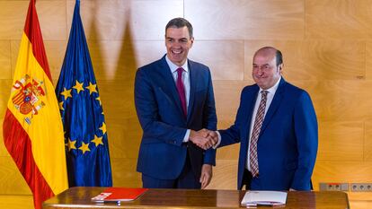 Pedro Sánchez y Andoni Ortuzar, presidente del PNV, durante la firma del acuerdo para la investidura del primero, el 10 de noviembre.