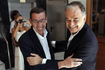 Esteban González Pons, a la derecha, saluda a Antonio Clemente en la sede del PP valenciano.