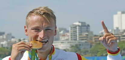 Walz shows off his gold medal.