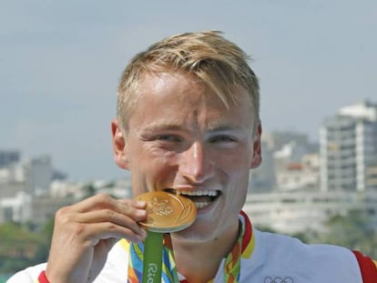 Walz shows off his gold medal.