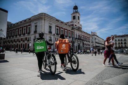 Dos repartidores en la madrileña Puerta del Sol, el 4 de noviembre de 2023.