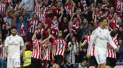 Los jugadores del Athletic festejan con la afici&oacute;n el gol de Aduriz.