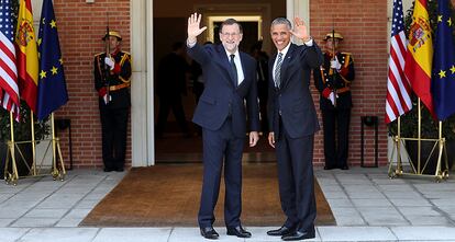 Mariano Rajoy y Barack Obama, saludan a la prensa en La Moncloa.