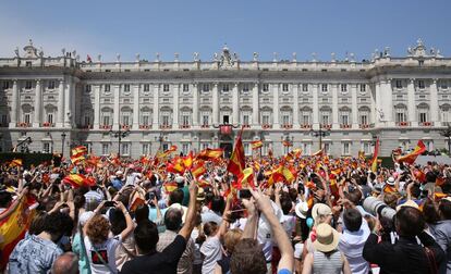 Una multitud concentrada frente al Palacio Real celebra la coronación del rey Felipe VI.