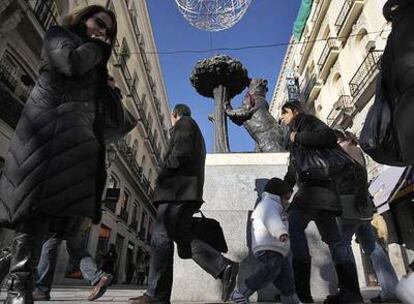 La osa de la Puerta del Sol lleva estos días una corbata burdeos.