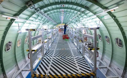 Un técnico trabajando en el fuselaje de un avión en una planta de Airbus en Hamburgo (Alemania)