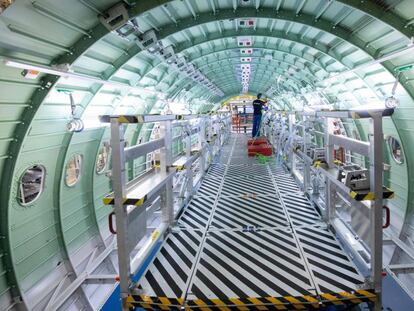 Un técnico trabajando en el fuselaje de un avión en una planta de Airbus en Hamburgo (Alemania)