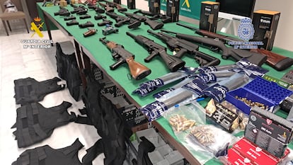 Parte del arsenal intervenido por la Guardia Civil y la Policía Nacional a una trama asentada en la provincia de Jaén, en el marco de la Operación Botijo-Butkus. Esta red se dedicaba a fabricar y vender armas de gran potencia a narcos del sur de España. También contaba con un taller clandestino para fabricar  cartuchos de calibres para fusiles AK-47 y subfusiles  Skorpion vz-61, entre otros.