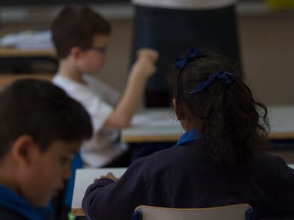 Fotografía de archivo de una clase de primaria.