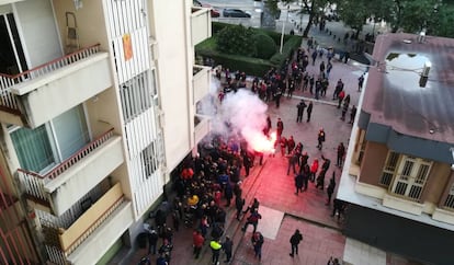 Varias personas encienden bengalas frente al bar La Jarra, frecuentado por los Boixos Nois.