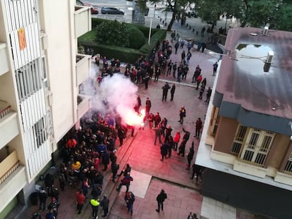 Varias personas encienden bengalas frente al bar La Jarra, frecuentado por los Boixos Nois.