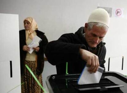 Un albanokosovar vota en Malisevo, en el centro de Kosovo.