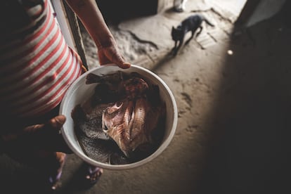 Maria Helena da Silva, que encabeza una familia de once personas que en ocasiones no tienen qué comer, muestra unos peces que acaban de pescar. 