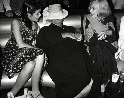 Las actrices le adoraban. Aquí en una fiesta junto a Kate Harrington y Gloria Swanson.