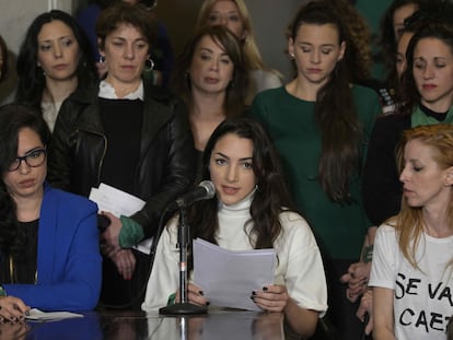 Thelma Fardín (frente al micrófono) rodeada de otras actrices, durante una conferencia de prensa tras sus denuncias por abuso sexual, en octubre de 2019.