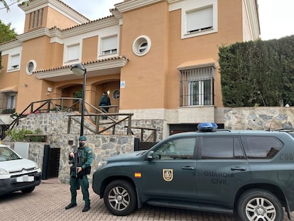 Un agente de la Guardia Civil en uno de los registros efectuados en Marbella dentro la operación Artio contra el blanqueo de capitales procedente del narcotráfico, en febrero de 2022.