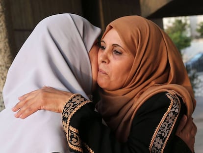 Ceremonia de reconciliaci&oacute;n en Gaza. Rawda al Zaanun (derecha), madre de un miliciano de Ham&aacute;s abraza a su hermana Bassma abu Qadus, cuyo hijo militaba en Fatah. Ambos murieron en los enfrentamientos interpalestinos en 2007.