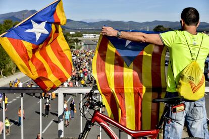 Els independentistes han iniciat aquest dimecres les "Marxes per la llibertat" que avançaran per etapes per diferents carreteres de la xarxa viària catalana fins a arribar a Barcelona. A la imatge, vista de la marxa independentista de Girona per l'autopista AP-7.