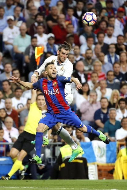 El centrocampista galés del Real Madrid Gareth Bale pelea un balón con el defensa del Barcelona Jordi Alba.