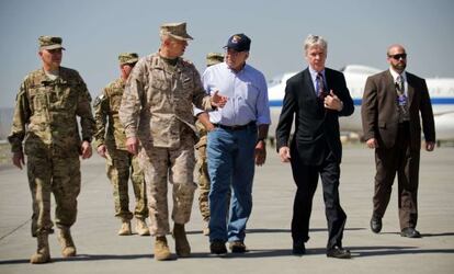 El secretario de Defensa, Leon Panetta (en el centro), habla con el general John Allen, el comandante de la misi&oacute;n internacional en Afganist&aacute;n.