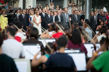 Artur Mas, Núria de Gispert y varios miembros del ejecutivo catalán presiden el acto inaugural de la Diada.