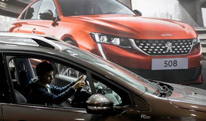 Una mujer visita la exposición de Peugeot en Praga, el pasado abril.