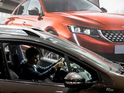 Una mujer visita la exposición de Peugeot en Praga, el pasado abril.