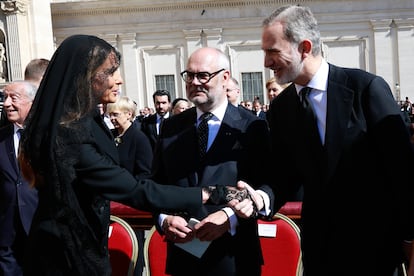 El rey Felipe saluda a la esposa del presidente de Estados Unidos, Melania, en presencia del presidente de Estonia, Alar Karis, en la plaza de San Pedro donde asisten al funeral por el papa Francisco.