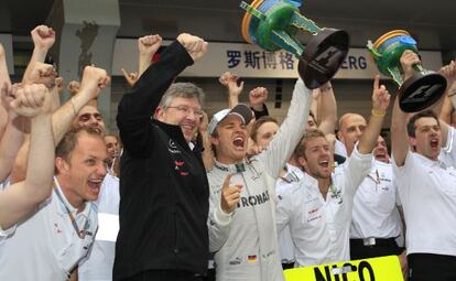 Ross Brawn celebra con Nico Rosberg la victoria de este en China