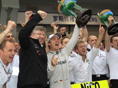 Ross Brawn celebra con Nico Rosberg la victoria de este en China