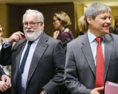 El ministro español de Agricultura, Alimentación y Medio Ambiente español, Miguel Arias Cañete (i), y el comisario de Agricultura, Dacian Ciolos, asisten al Consejo de ministros de Agricultura de la Unión Europea (UE) celebrada hoy en Bruselas (Bélgica). EFE/Archivo
