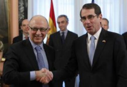 El ministro de Hacienda, Cristóbal Montoro, y el embajador de EEUU en España, Alan D. Solomont, tras firmar en enero el convenio para evitar la doble imposición.