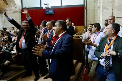 Representantes de los regantes aplauden tras acabar el pleno del Parlamento de Andalucía.