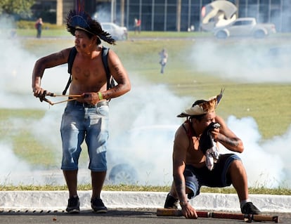 Hombres indígenas brasileños se enfrentan a la policía durante la protesta, en la que se lanzó gas lacrimógeno.