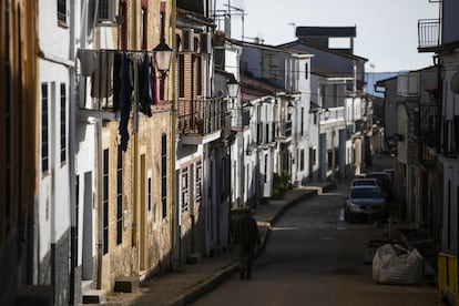 Viviendas en una calle de la localidad cacereña de Cañamero.