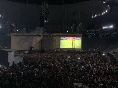 La previa del recital de U2 en el Estadio Único de La Plata, con el partido Ecuador-Argentina en pantalla gigante.