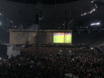 La previa del recital de U2 en el Estadio &Uacute;nico de La Plata, con el partido Ecuador-Argentina en pantalla gigante.