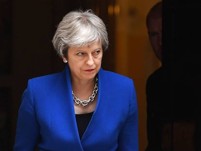 La primera ministra británica, Theresa May, este miércoles a las puertas del 10 de Downing Street. EFE/ Andy Rain
