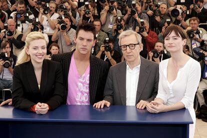 Scarlett Johansson, Jonathan Rhys Meyers y Emily Mortimer rodean a Woody Allen (tercero desde la izquierda) en la presentación de <i>Match point.</i>