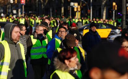 Els taxistes de Barcelona es concentren al davant de la Conselleria d'Economia, a la cantonada de la Gran Via amb la Rambla de Catalunya, aquest dilluns.