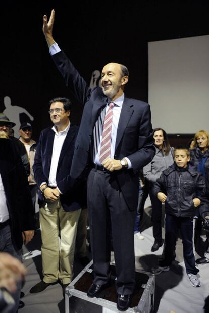 AFORO DESBORDADO. Rubalcaba tuvo que subirse ayer a un cajón para saludar a las casi 1.000 personas que siguieron su mitin en una sala anexa porque no cabían en el espacio reservado para su acto electoral en Burgos. El candidato les pidió disculpas y les aseguró: "Este es el mitin más importante que he dado en toda la campaña".