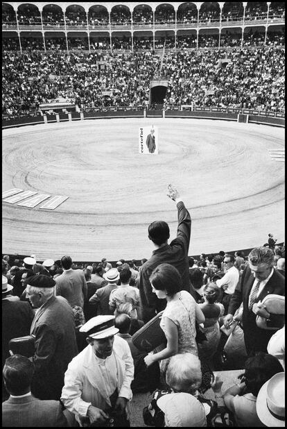 Madrid, 1960 (3).<b>Masats, como nunca lo has visto</b><br> De la generación dorada de la fotografía española, Ramón Masats era el más decidido a ser profesional. A vivir del oficio. Alejado de ensayos artísticos típicos de aquella época, en la que el lenguaje de la fotografía buscaba afirmación propia, se presentó a mitad del pasado siglo en Gaceta Ilustrada. Tal vez la mejor revista gráfica del momento. Su aval consistió en un reportaje sobre los sanfermines en el que el realismo logrado por el dinamismo de sus imágenes, la expresividad de sus arriesgados encuadres y la radicalidad de su mirada descubrieron un futuro mejor para el oficio de narrar con imágenes. Sin embargo, su marchamo de autoría diferenciada no le impidió afrontar trabajos variados, encargos, en definitiva, propios de una redacción en los que el oficio se pone al servicio del uso de las fotografías. Como trabajos alimenticios, han permanecido desechados en un rincón de su estudio durante muchos años y ahora aparecen, cuando el tiempo atribuye nueva vida a unas imágenes que, sin desdecir la radical selección de su más conocida y consagrada obra, aportan luz al itinerario de su producción, certifican su impacto en la memoria colectiva de una determinada época y consagran la aportación de su irónica y particular mirada. Este domingo 17 de marzo cumple 88 años. Felicidades, maestro. —EPS