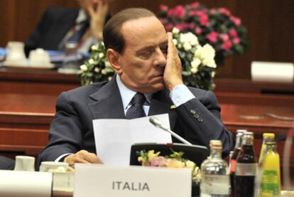 El primer ministro italiano, Silvio Berlusconi, durante la cumbre europea del domingo.