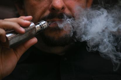 Un hombre fuma un cigarrillo electrónico, en una fotografía de archivo.