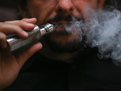 Un hombre fuma un cigarrillo electrónico, en una fotografía de archivo.