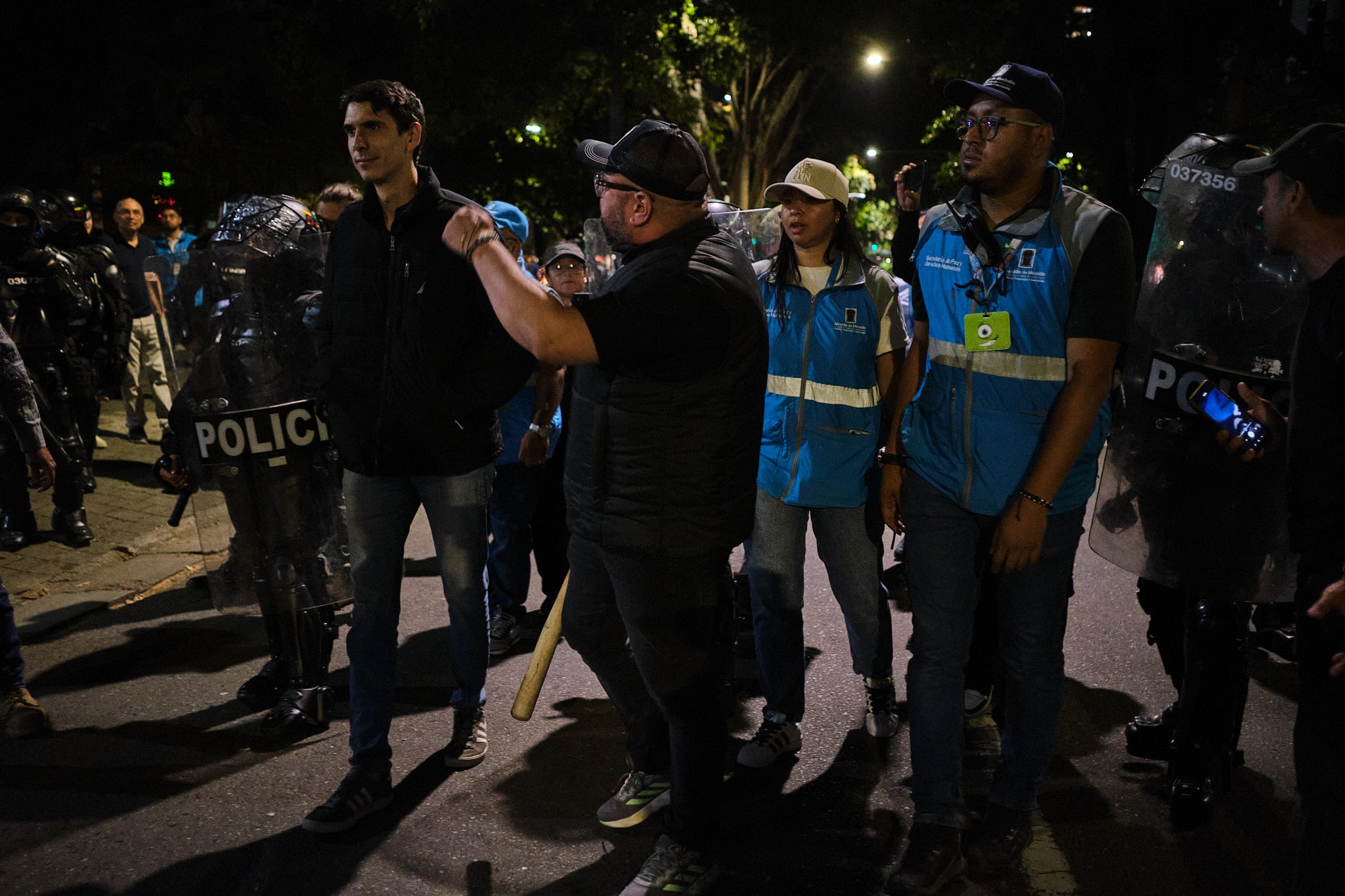El concejal Andrés Rodríguez discute con un manifestante en la protesta del 7 de octubre.