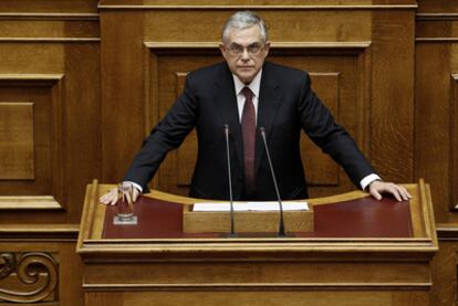 El primer ministro, Lukas Papademos, en el Parlamento.